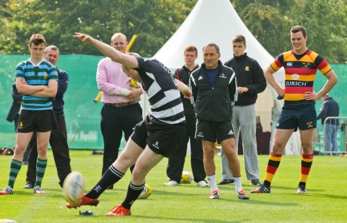 Ben Kealy and Gearoid McDonald look on as Dave Alred watches Josh Glynn take a place kick. Photo Credit: ©INPHO/Morgan Treacy