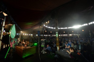 Sports Summit crowds listen to ESPN's Jeremy Schaap talking with Rio Ferdinand. Picture credit: Brendan Moran / SPORTSFILE / Web Summit